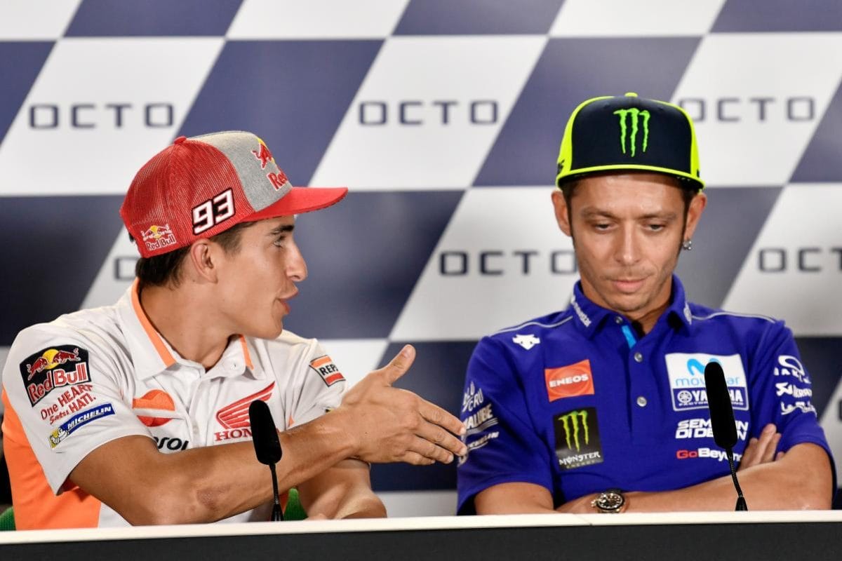 Az elképzelt cím: „Rossi feledhetetlen páros lábas akciója Márquez ellen