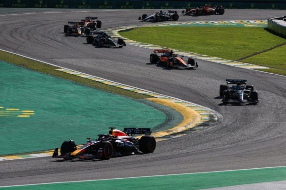 F1-es csapatok kihívása: Ütközés a lágy aszfalt és eső között Interlagosban