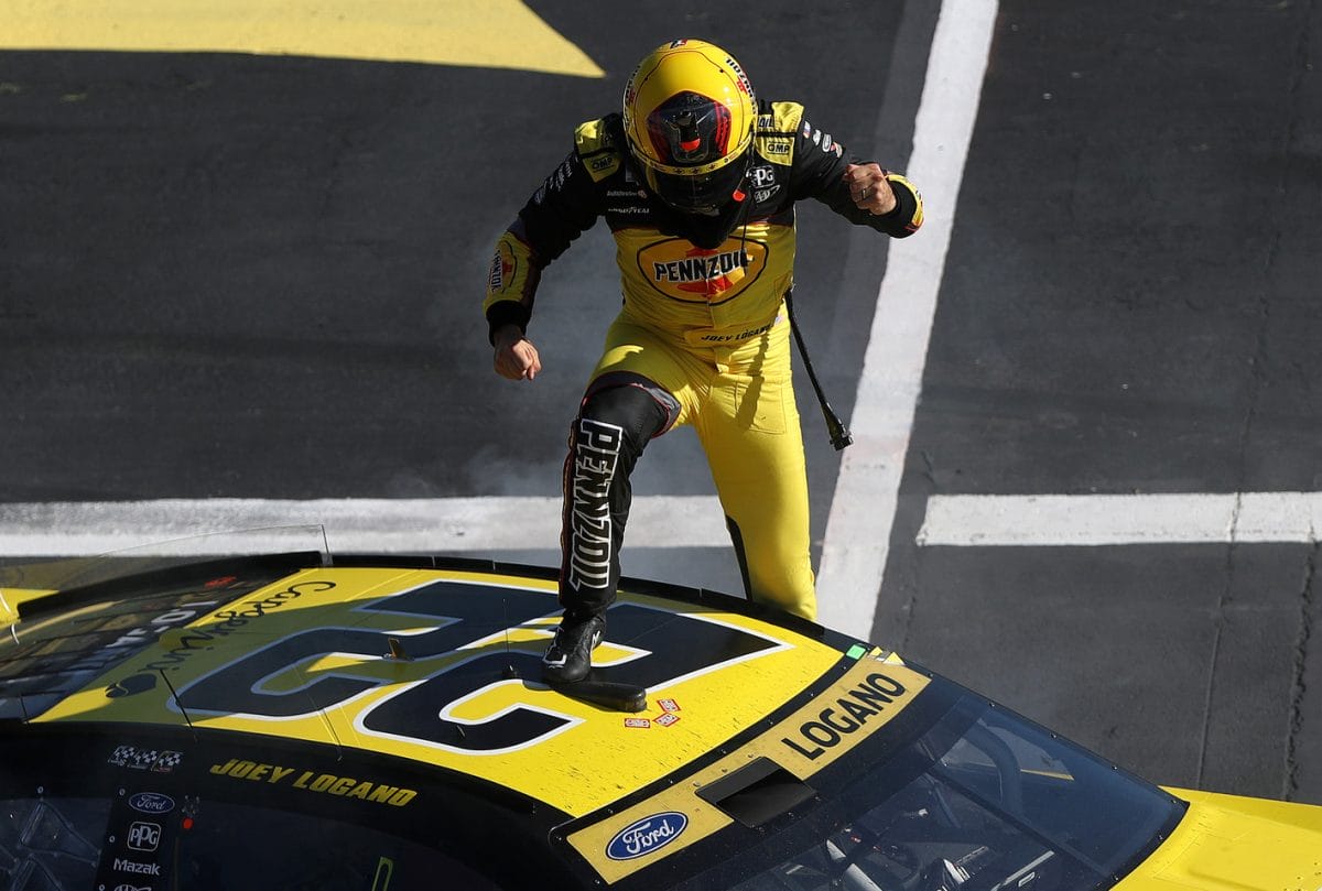 Logano diadala: Bajnoki döntőben a NASCAR Vegas-utcáján