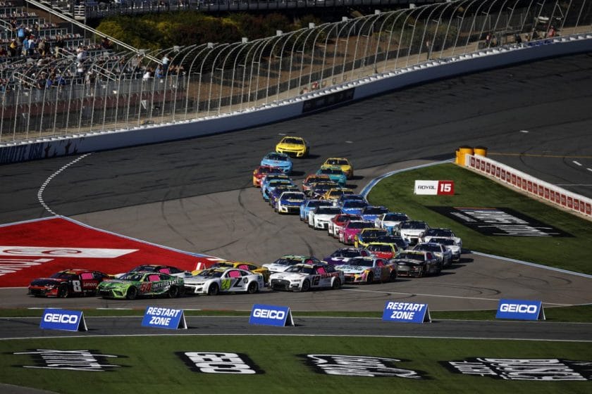 NASCAR Versenyzők az Őskáoszra Készülnek a Módosított Charlotte-i Pályán