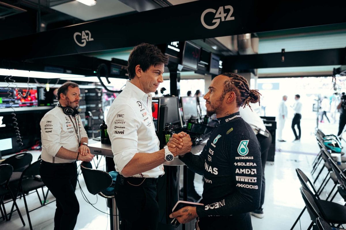 A Ferrarihoz távozó Hamilton titka: a Wolff Sainz apjától szivárgott ki