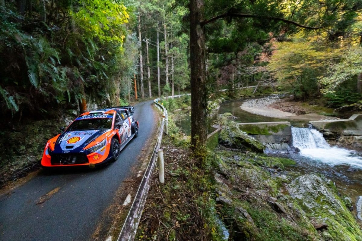 Tanak növelte bajnoki esélyeit a Japán Rally első napján Neuville autójának műszaki hibája után