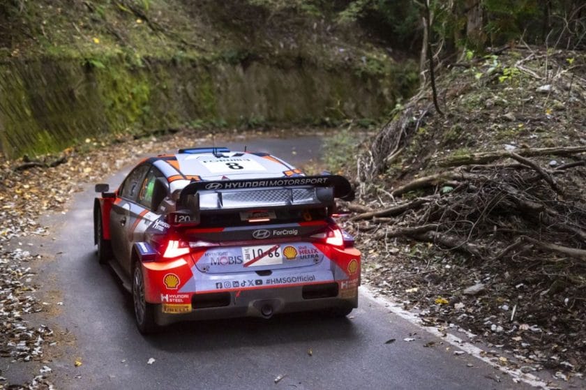 Tanak magabiztos előnyben Japánban, Neuville nagyot léphet a vb cím felé