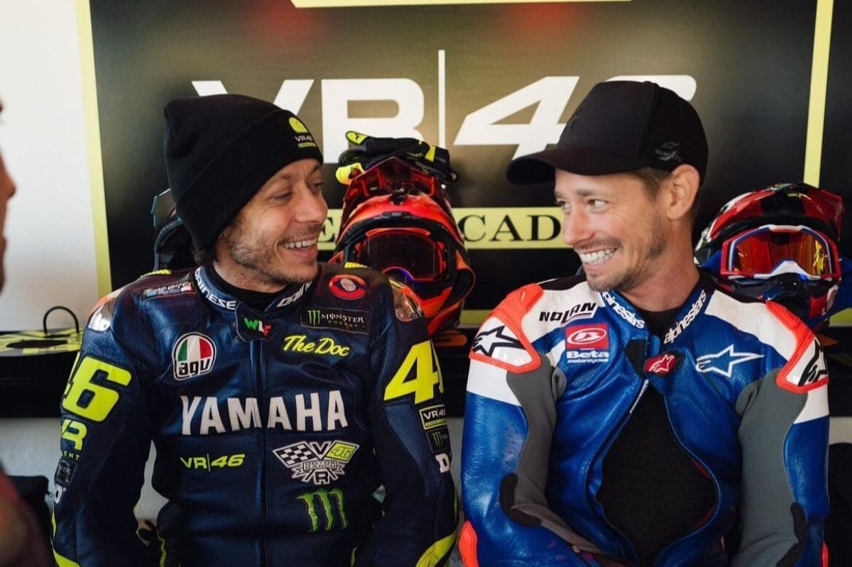 Rossi találkozása egykori versenytársával – Casey Stoner bemutatkozása a legendás motorosnak