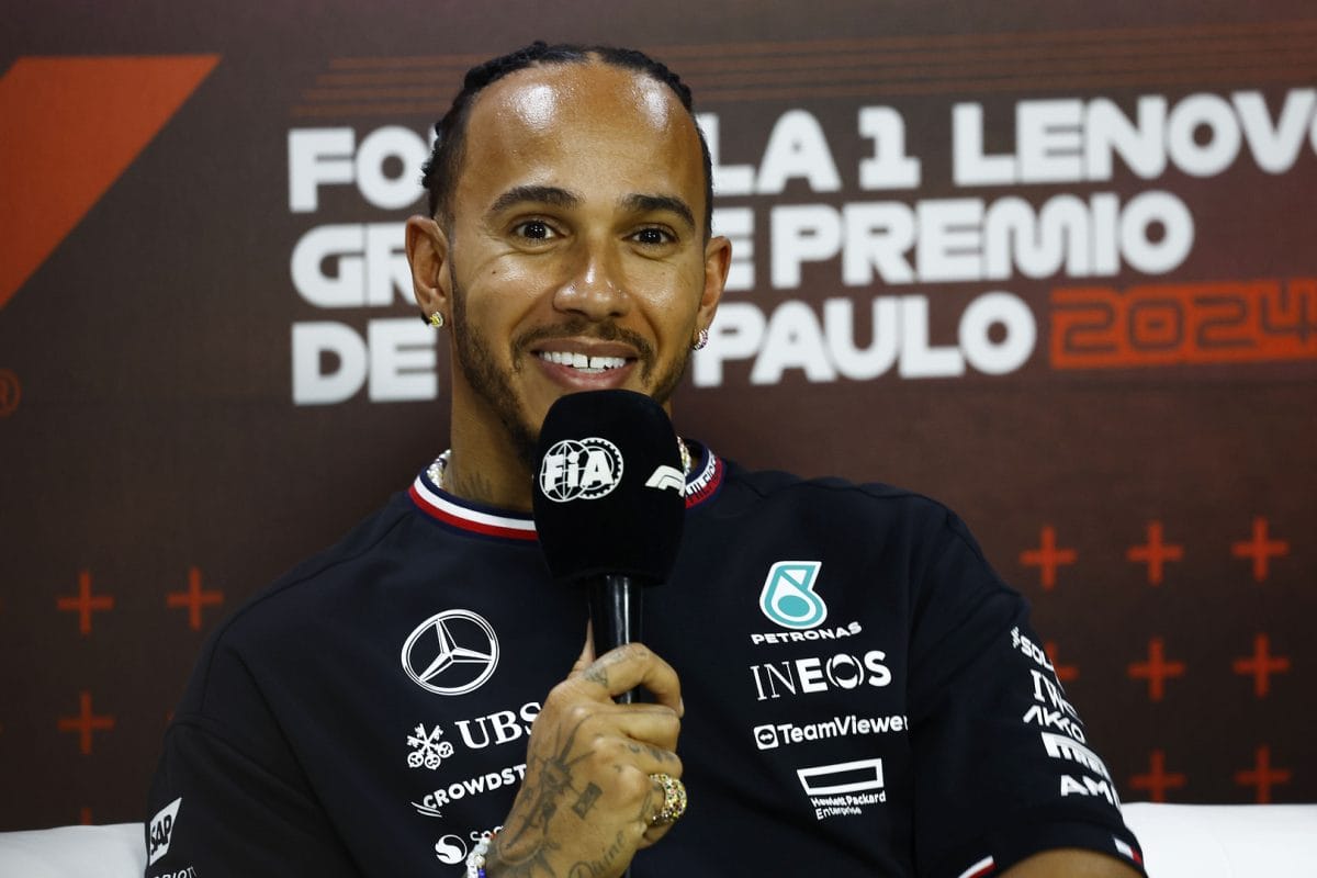 Senna autóját vezető Hamilton: az ikonok összjátéka