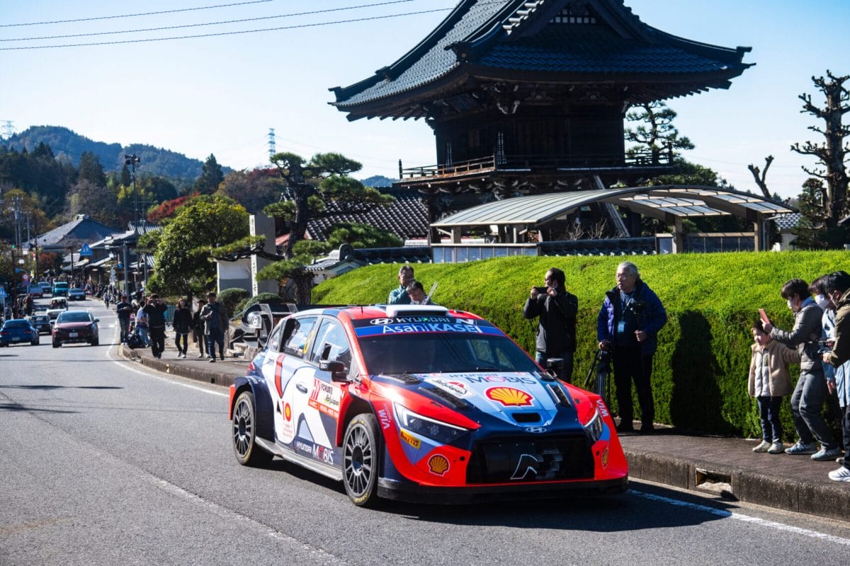 Tanak nyerte a Japán Rally első részét, Neuville 2 pontra a vb címtől