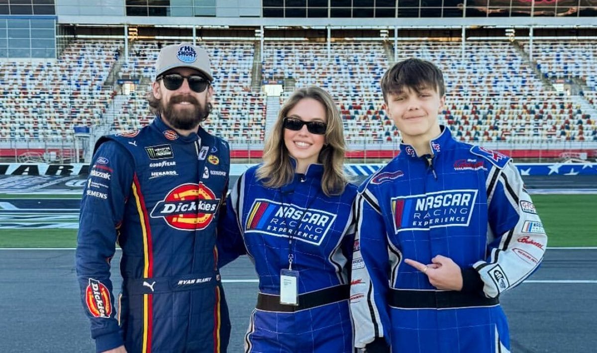 Sydney Sweeney bemutatta tehetségét a NASCAR-ban Ryan Blaney segítségével