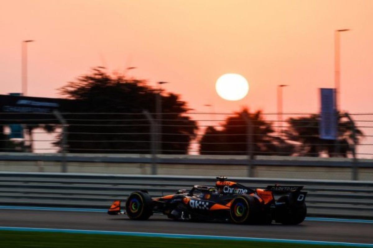 A McLaren előnyben, Leclerc büntetve, Verstappen apa lesz – pénteki F1-es hírek