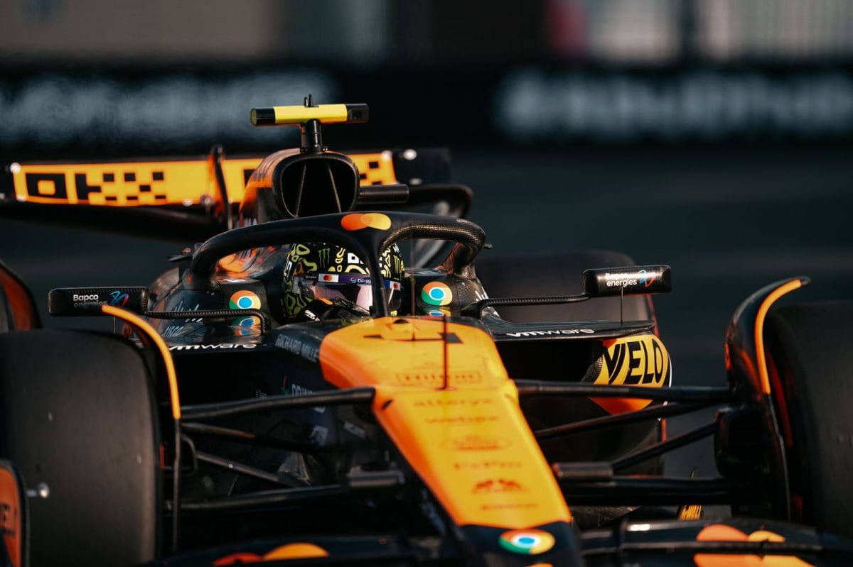 A McLaren fél kézzel már fogja a bajnoki trófeát, a Haas remekelt, Hamilton csak 18. az év utolsó időmérőjén