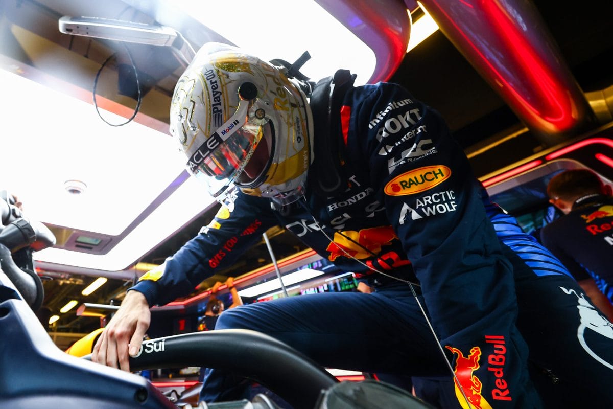 Az autóversenyző Verstappen életére tör autójával az időmérőn