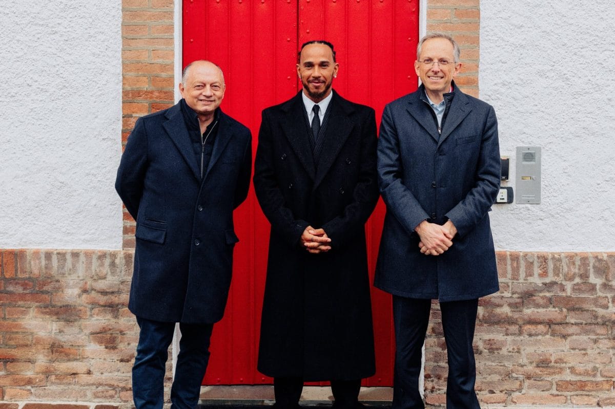 A Ferrari pilótájaként Hamilton lenyűgözte a galériát aláírásaival és megtekinti a különleges tárgyakat