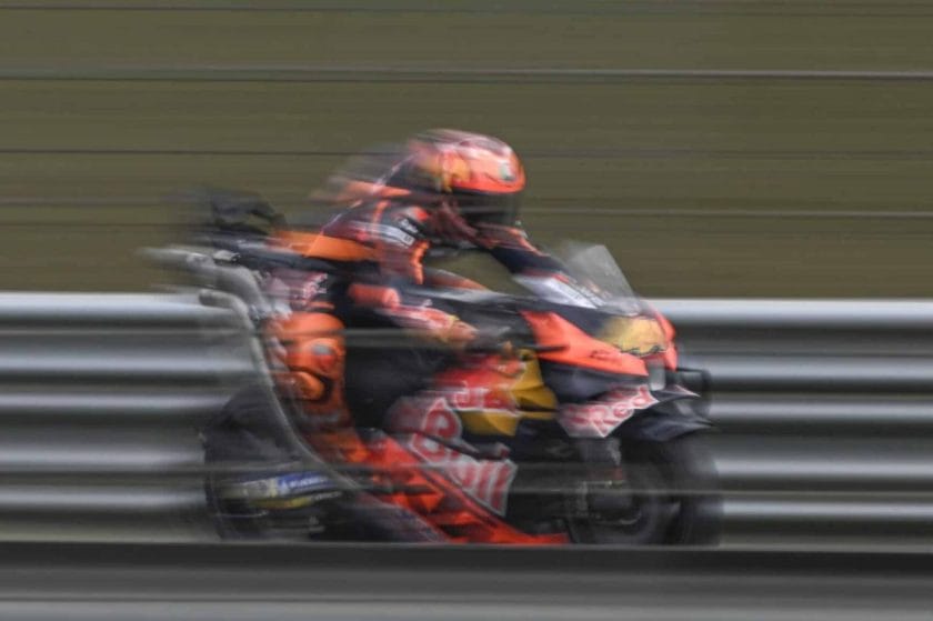 A MotoGP Shakedown első napjának meglepő fordulatai – A KTM erősen indul, de nem a legnagyobb meglepetés