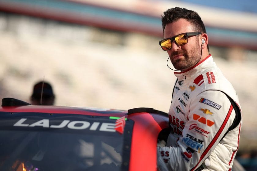 A NASCAR Cup veteránja, Corey LaJoie, újra rajthoz áll szakértőként és versenyzőként egyaránt