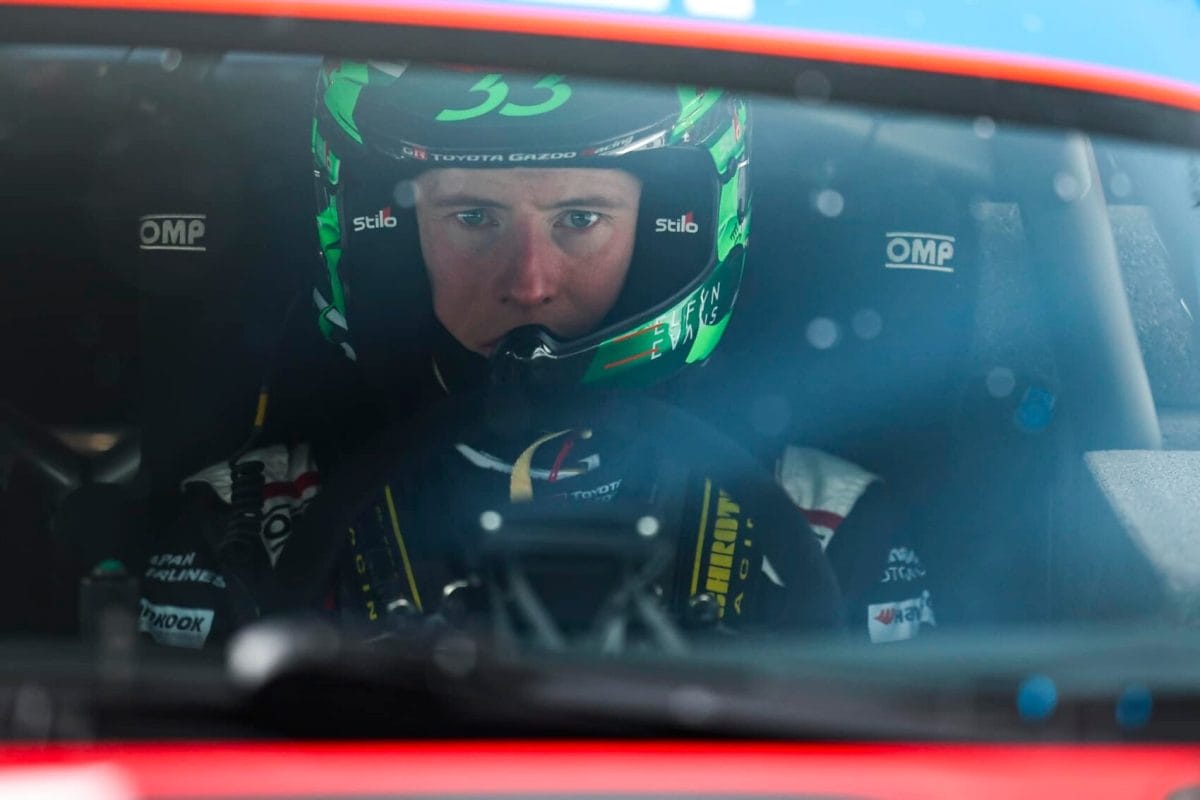 Evans vezet a Svéd Rallyn péntek délben, Fourmaux világbajnok csapattársai előtt