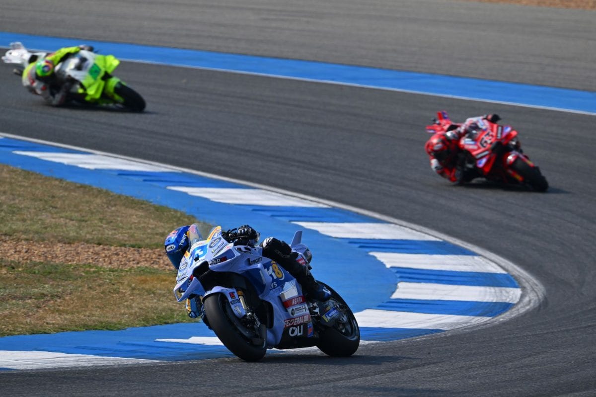 Kidobták a 2025-ös Ducatit az ajtón, majd visszamászott az ablakon – kicsit más köntösben