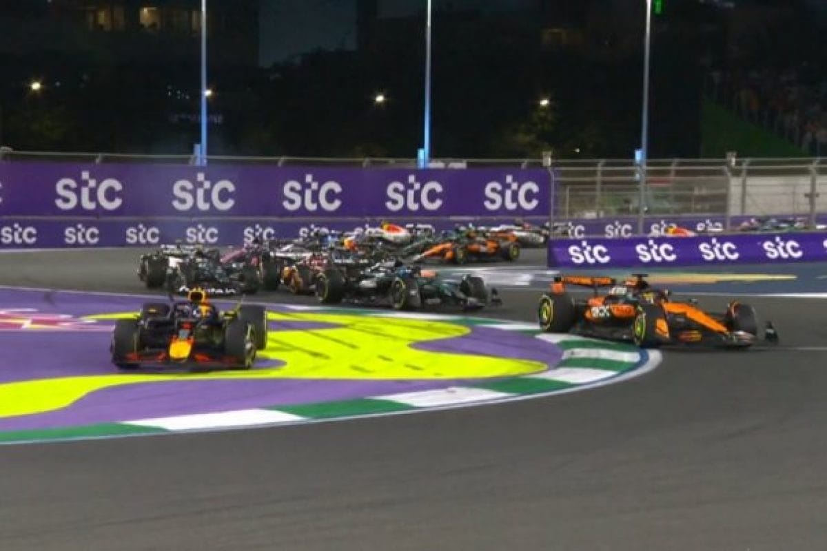Miért büntették Verstappent az F1-es Szaúd-arábiai Nagydíjon?
