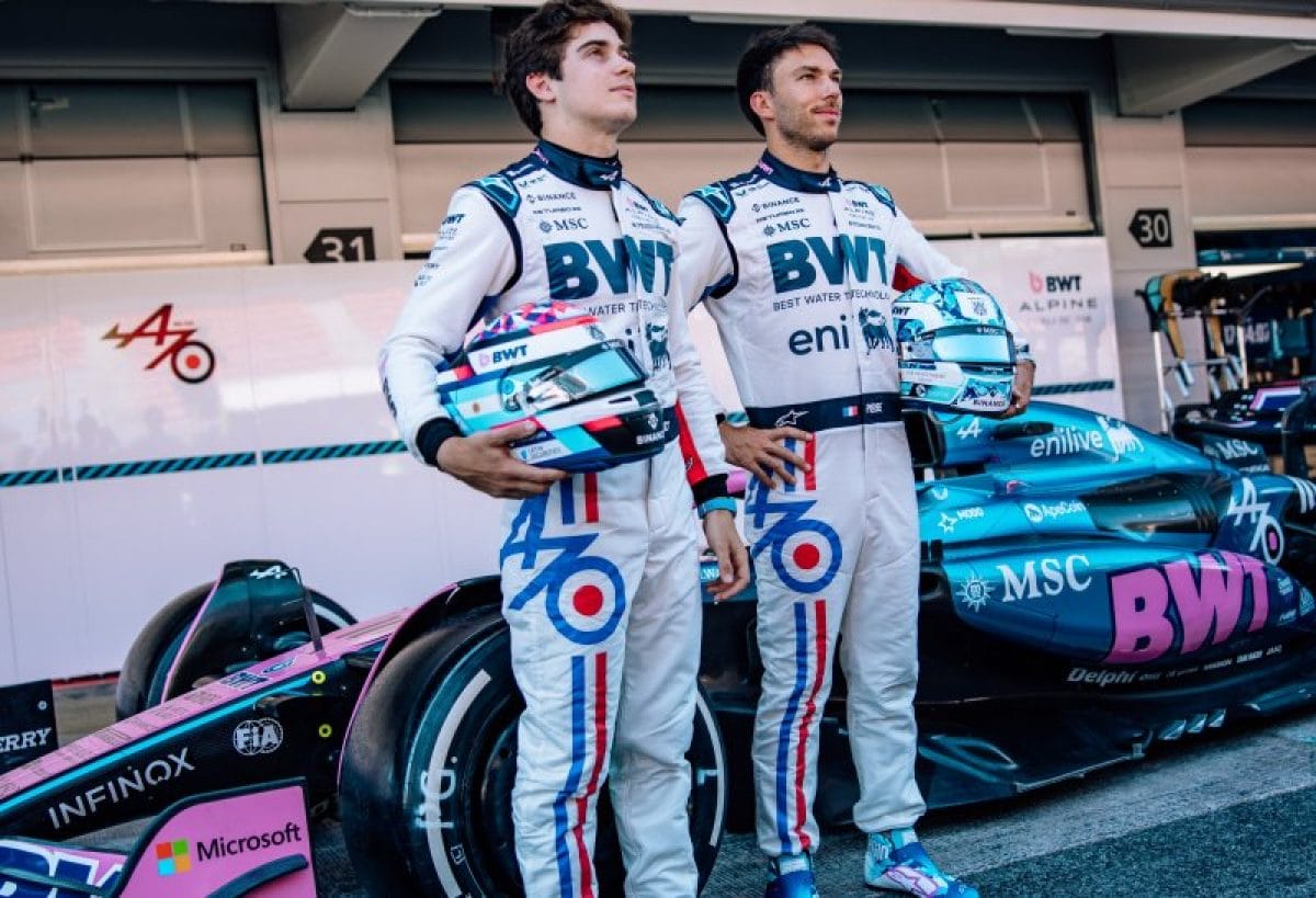 Alpine: 70 éves jubileum a logó az autón és az egyedi overallokon