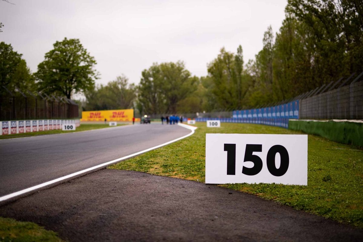 Az F1-es Emilia-Romagna Nagydíj izgalmas TV-közvetítése a versenyzés szerelmeseinek.