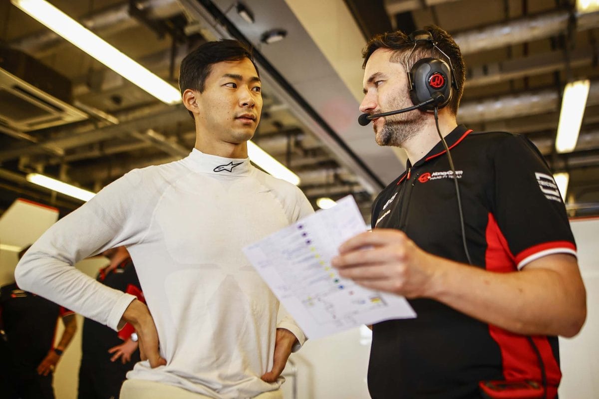 Hirakawa vezeti Ocon autóját a barcelonai nyitóedzésen