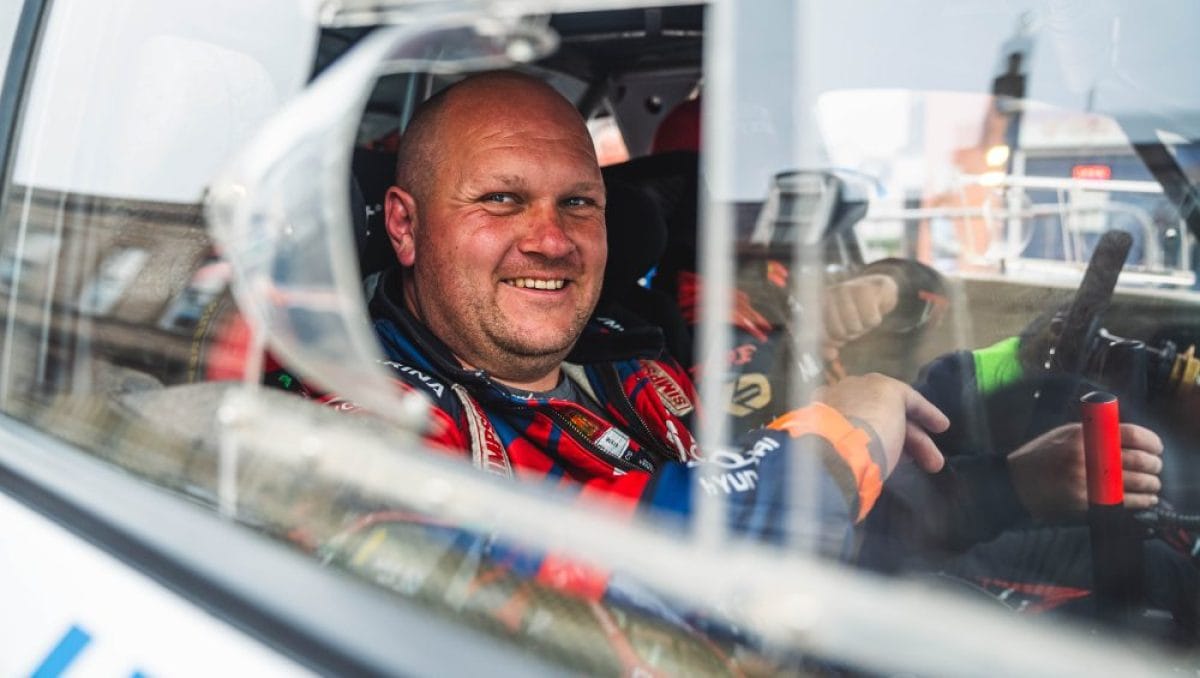 Az „Együtt állunk a hátrahagyottak mellett: a ralis közösség adományt gyűjtött Dai Roberts családjának