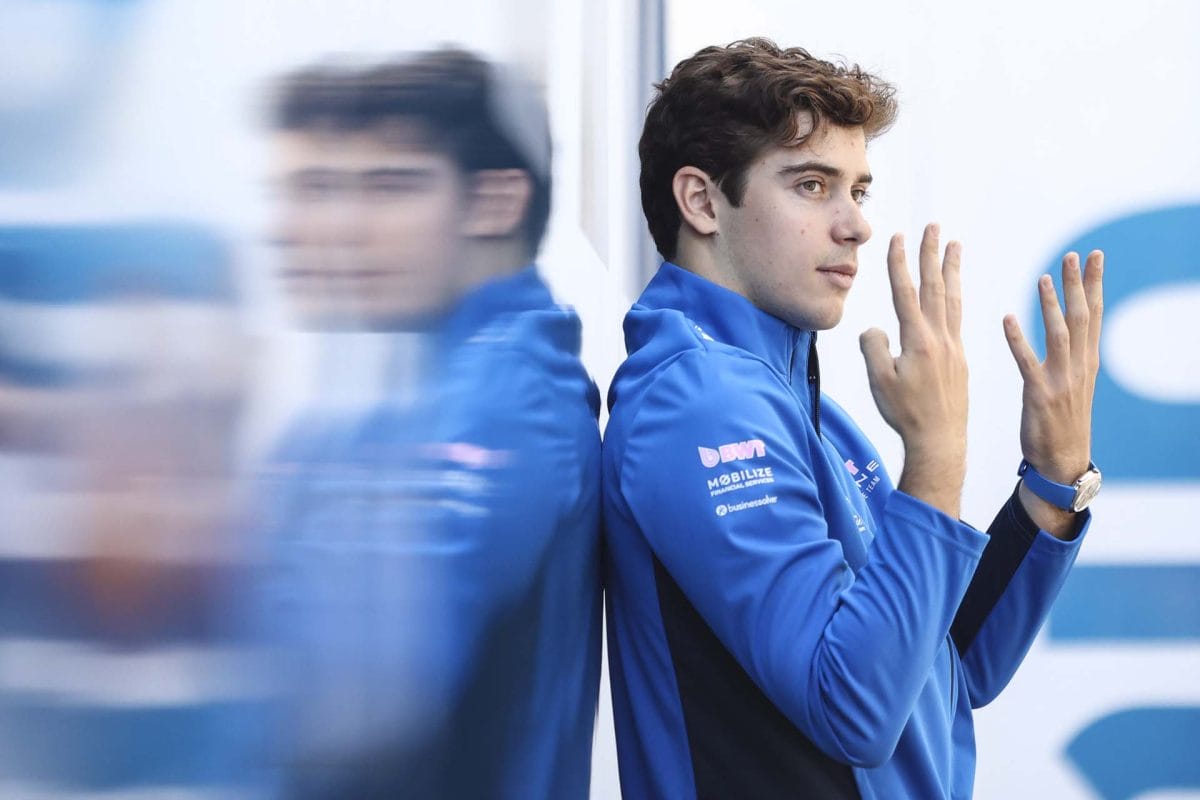 Az önálló címadásban sokszor a lényeget próbáljuk kiemelni, ezért a cím kijelentése lehetne valami ehhez hasonló: „Colapinto: Az Alpine igazi megismeréséhez több mint öt futam szükséges