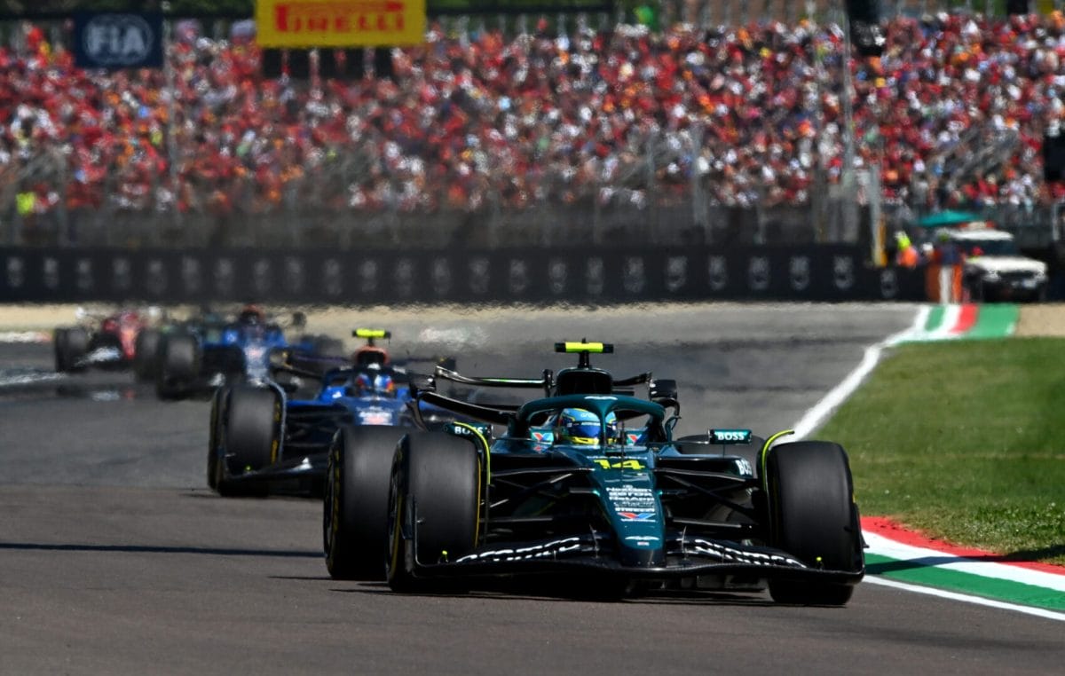 Az adrenalin felszabadulása: Fernando Alonso fején verte a két kezét az imolai futam közben (videó)