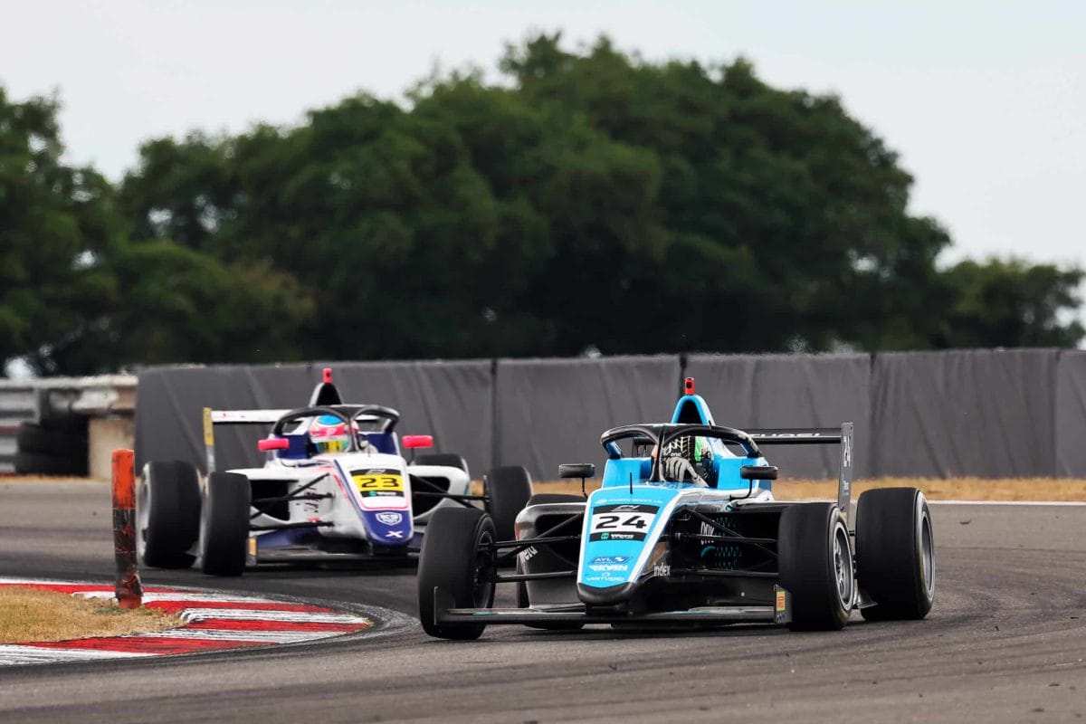 Molnár Martin briliáns második helye a brit F4 snettertoni nyitányán