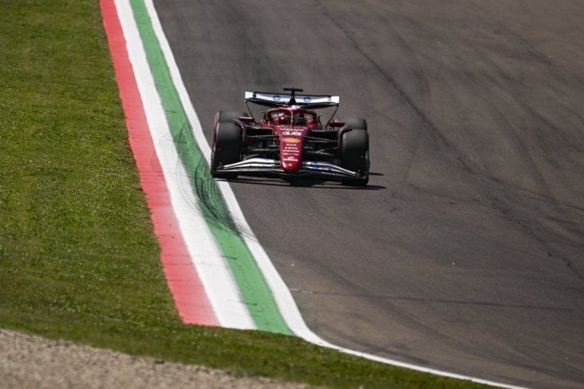 A Ferrari és Sainz pénzbüntetést kapott a szabálysértések miatt