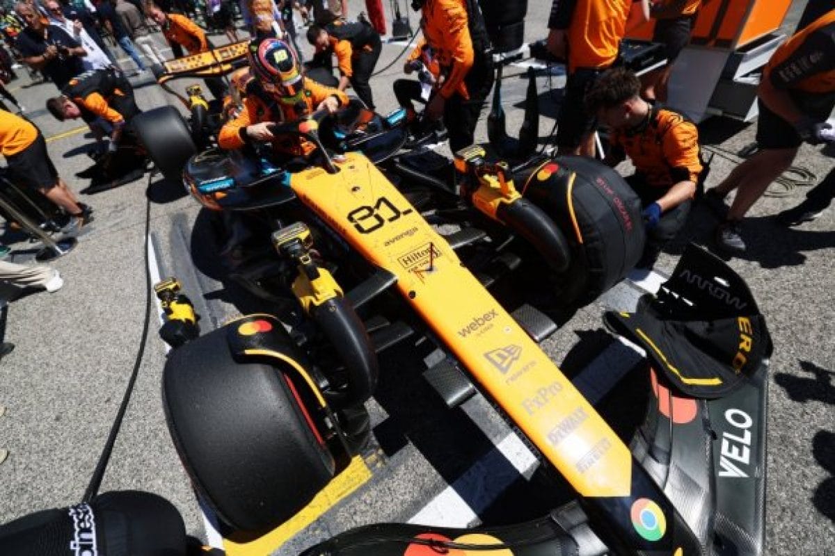 A McLaren döntése: Két kiállás Piastrival a győzelemért