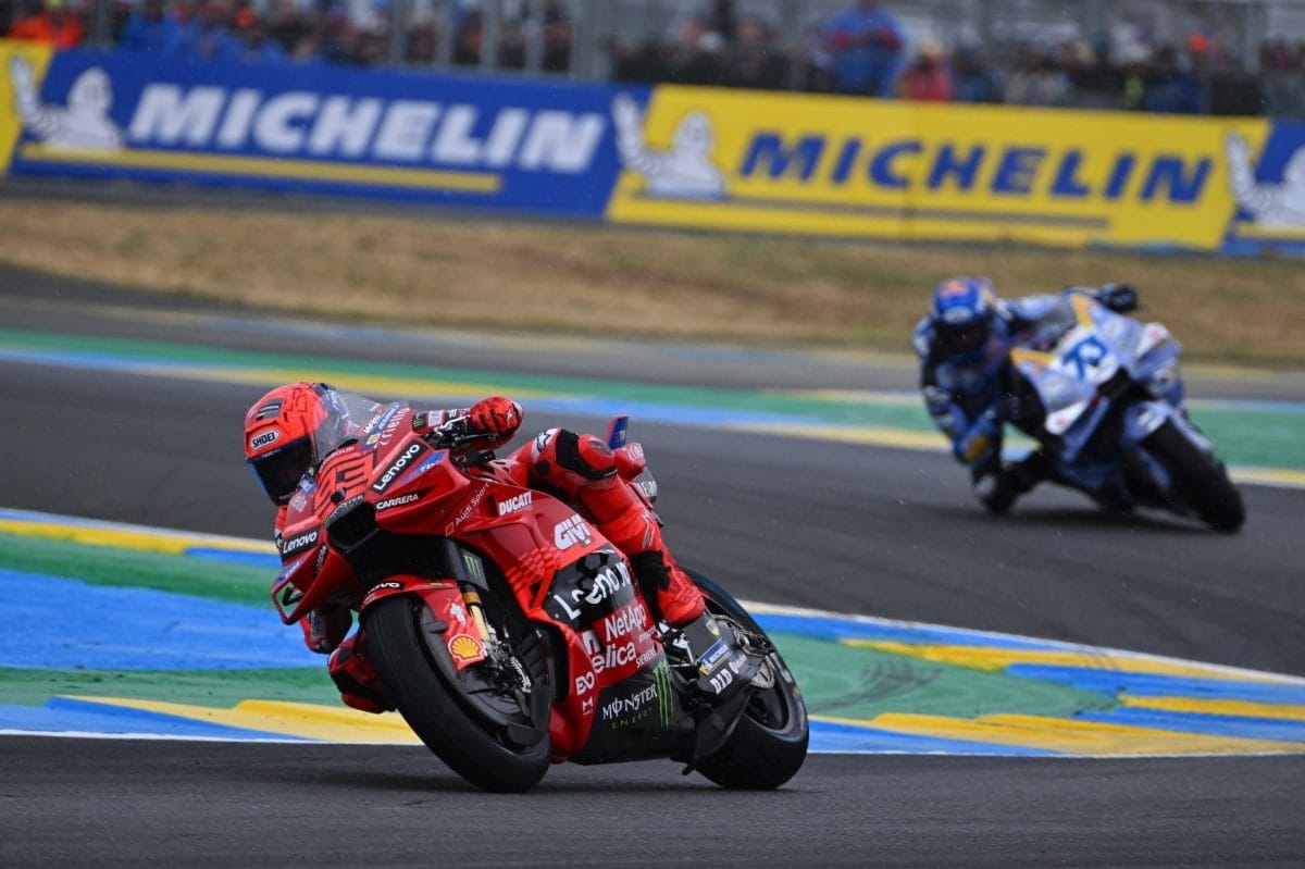 A cím: „Marc Márquez figyelte öccse döntését a Le Mans-i futam előtt: Közelség és támogatás a versenyzői kapcsolatban