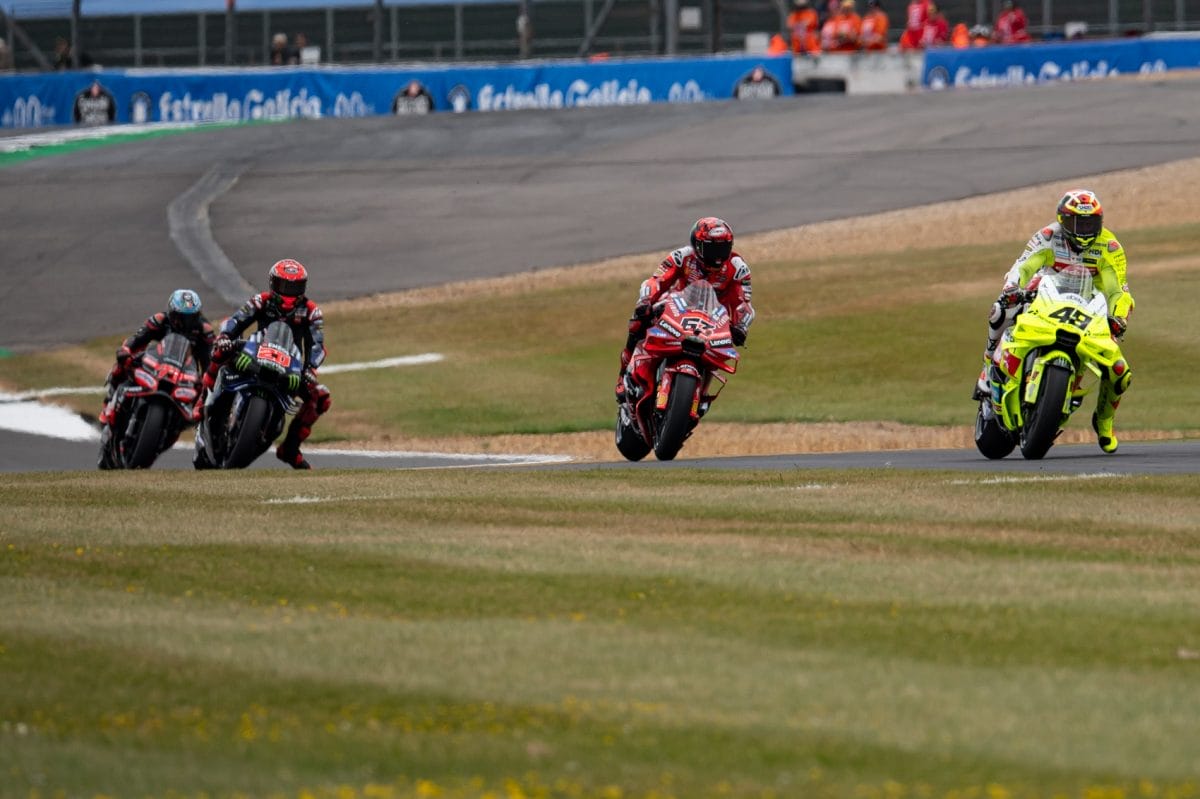 A cím: „Bagnaia frusztrációja: Előzés, mintha nem is lett volna