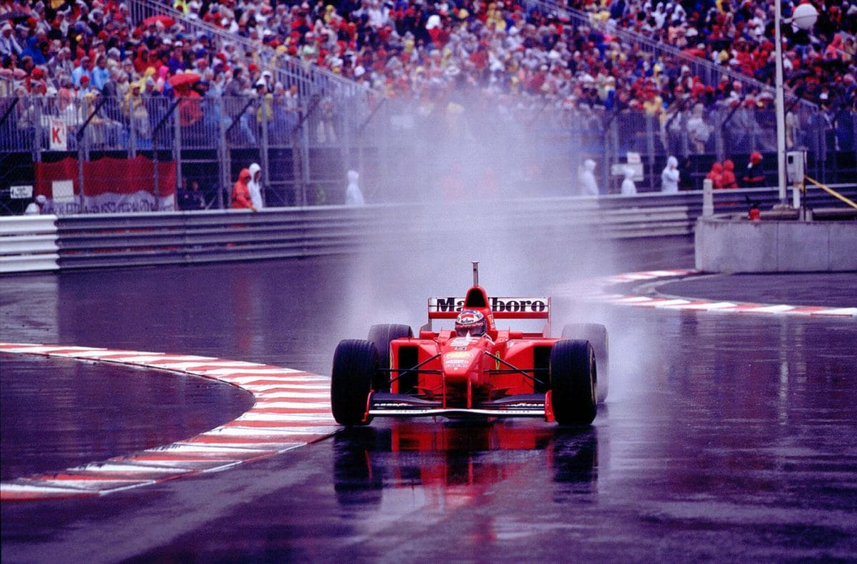 Az „Elbűvölő teljesítményét mutatva Schumacher hihetetlenül uralt mindenkit a monacói esőben” cím hatásos lenne erre a témára.