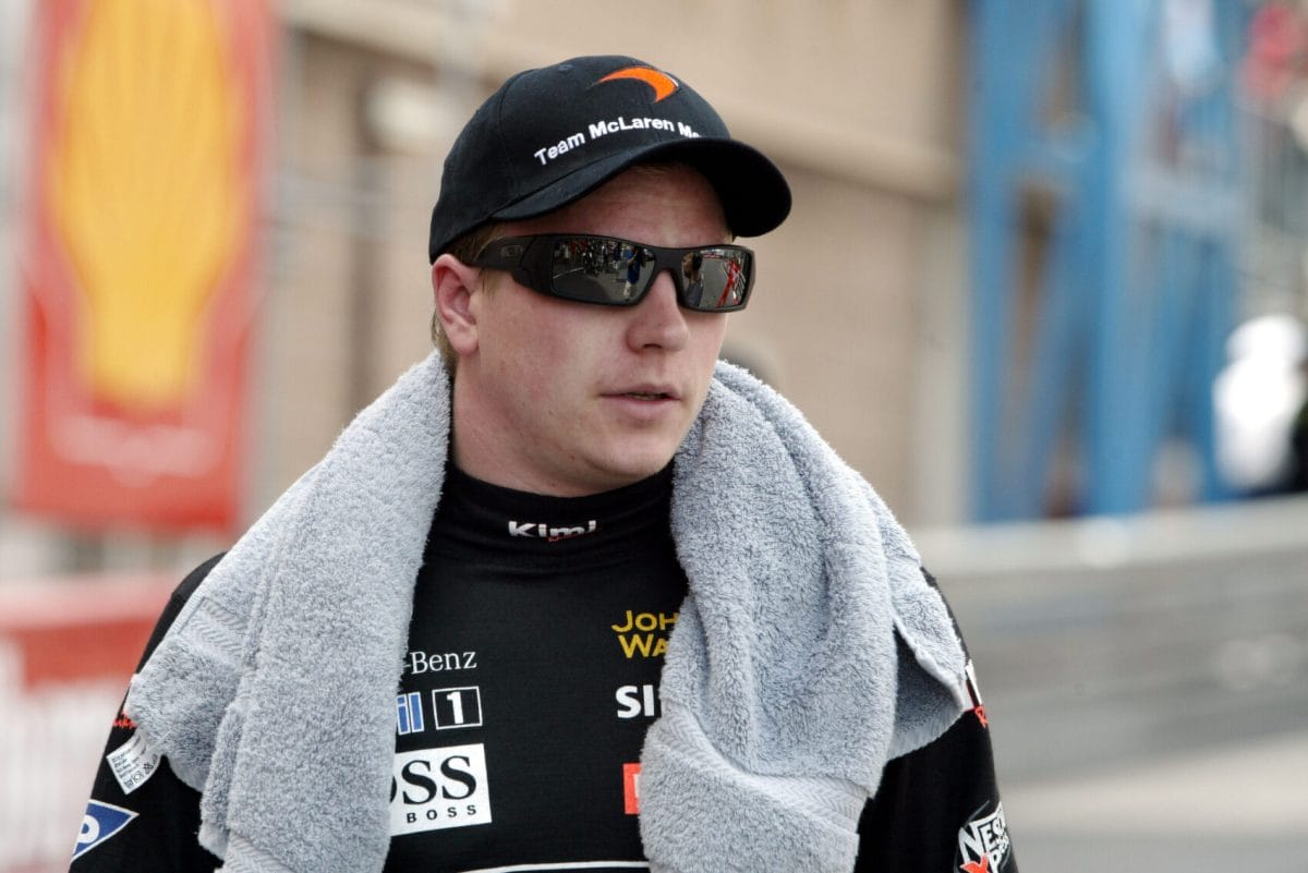 Bizarr pillanat: Kimi Räikkönen piázásba kezdett a verseny közben (videó)