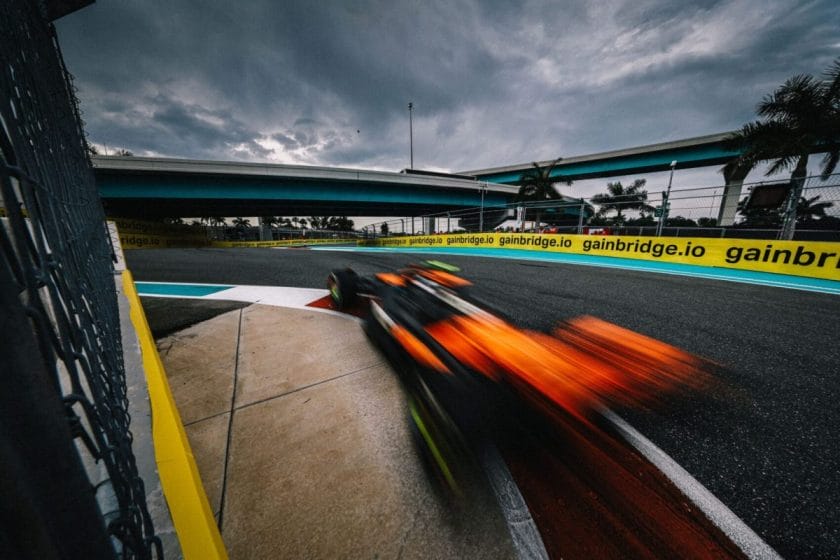 A McLaren titkos gumitrükkje: egy egyszerű, de hatásos megoldás az utcai kabátokban