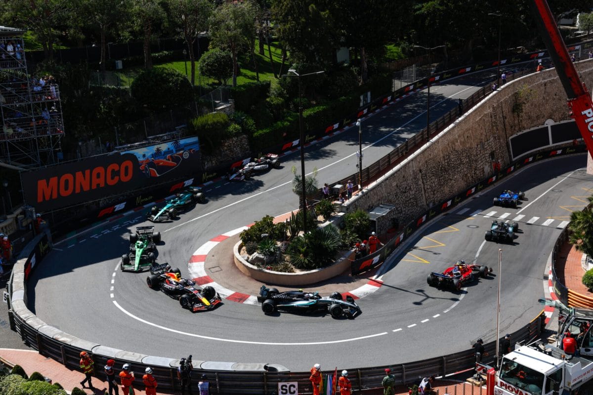 Banánok, mesterséges eső, új formátum – ez volt az idei monacói futam legnagyobb baja