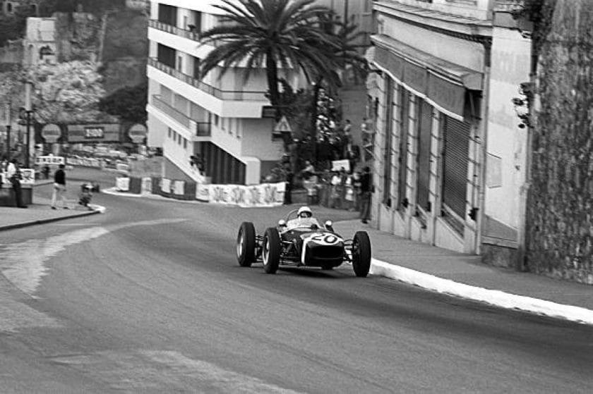 A legendás pilóta hatalmas győzelmet aratott, de édesanyjának a rendőrökkel kellett hadakoznia utána