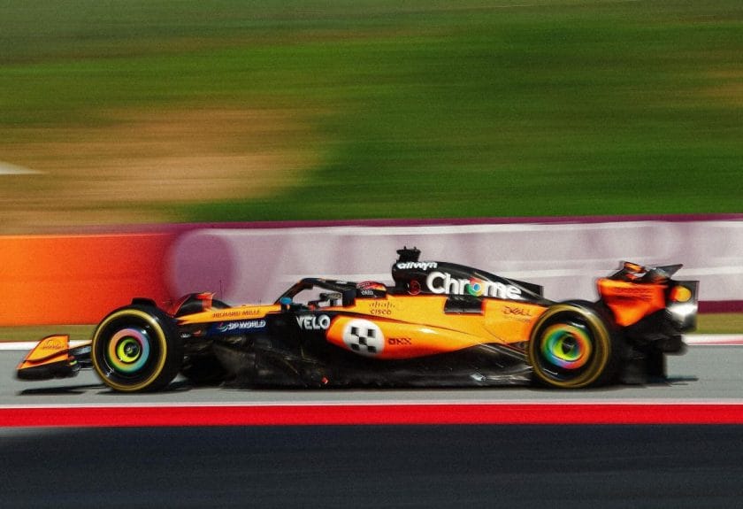 A McLaren elit pozícióját és a személyes konfliktust kiemelő cím lehet: „McLaren vezet, Alonso és Hamilton szópárbajban a második edzésen