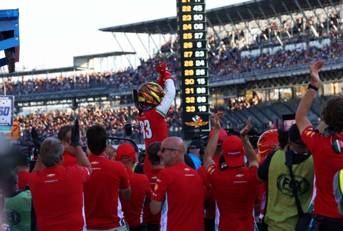 Hihetetlen fordulat az autóverseny világában: váratlan eredmény a legnagyobb verseny időmérőjén (videó)