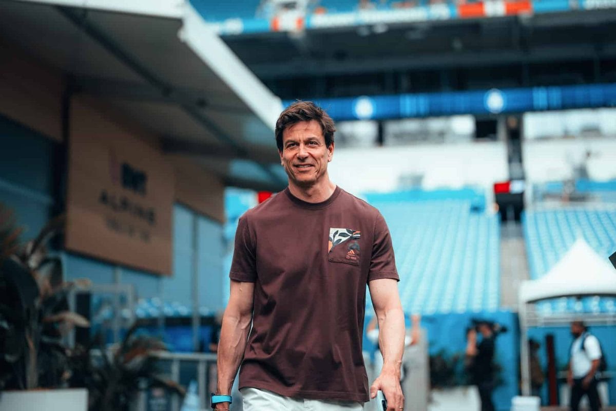 A családi elővigyázatosság felülmúlja az F1-es versenyt: a Mercedes csapatfőnöke kihagyja az európai rajtot gyermeke miatt