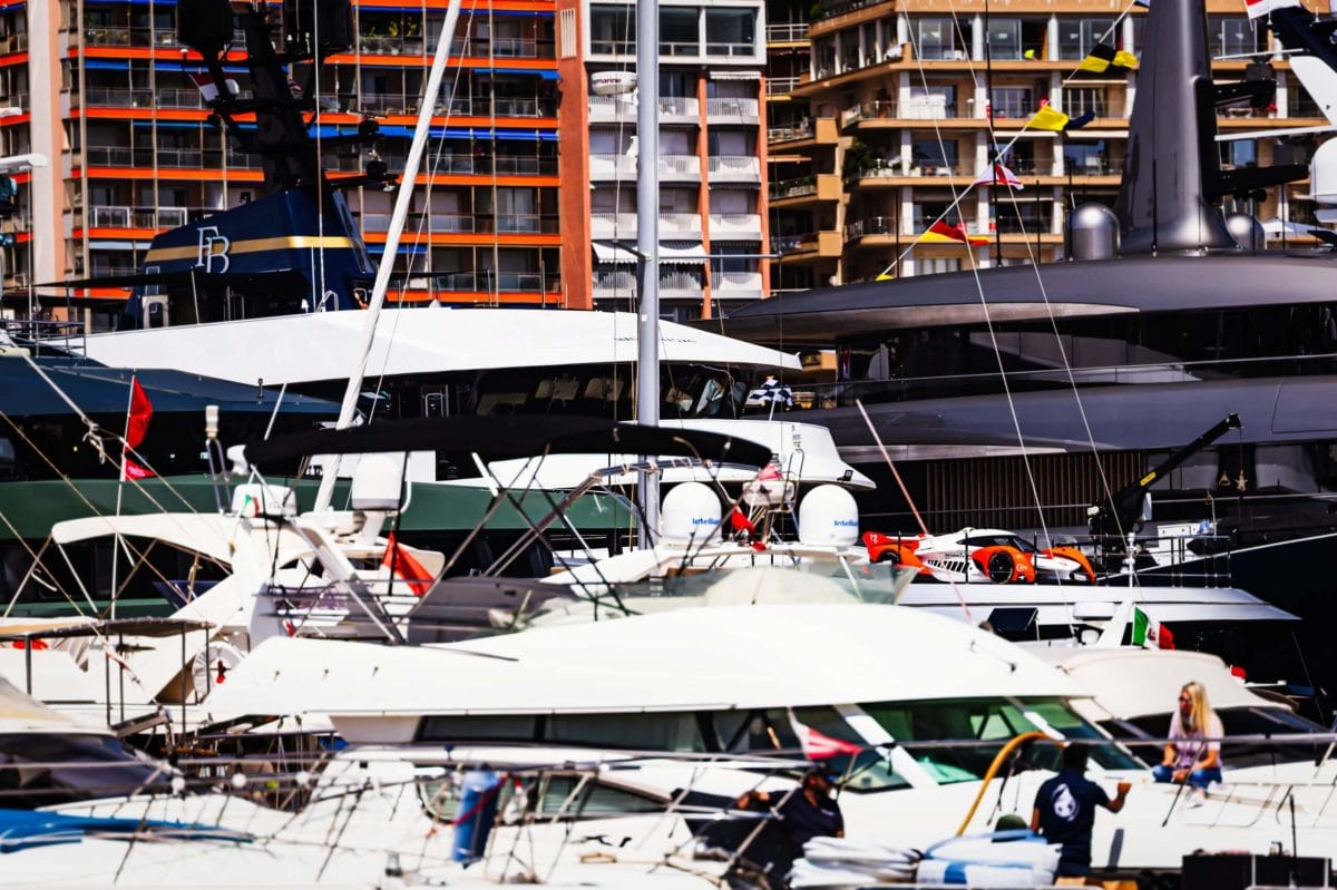 A luxus és a fényesség találkozása: a milliárdosautó és a milliárdosjacht találkozása a monacói F1-es hétvége előtt