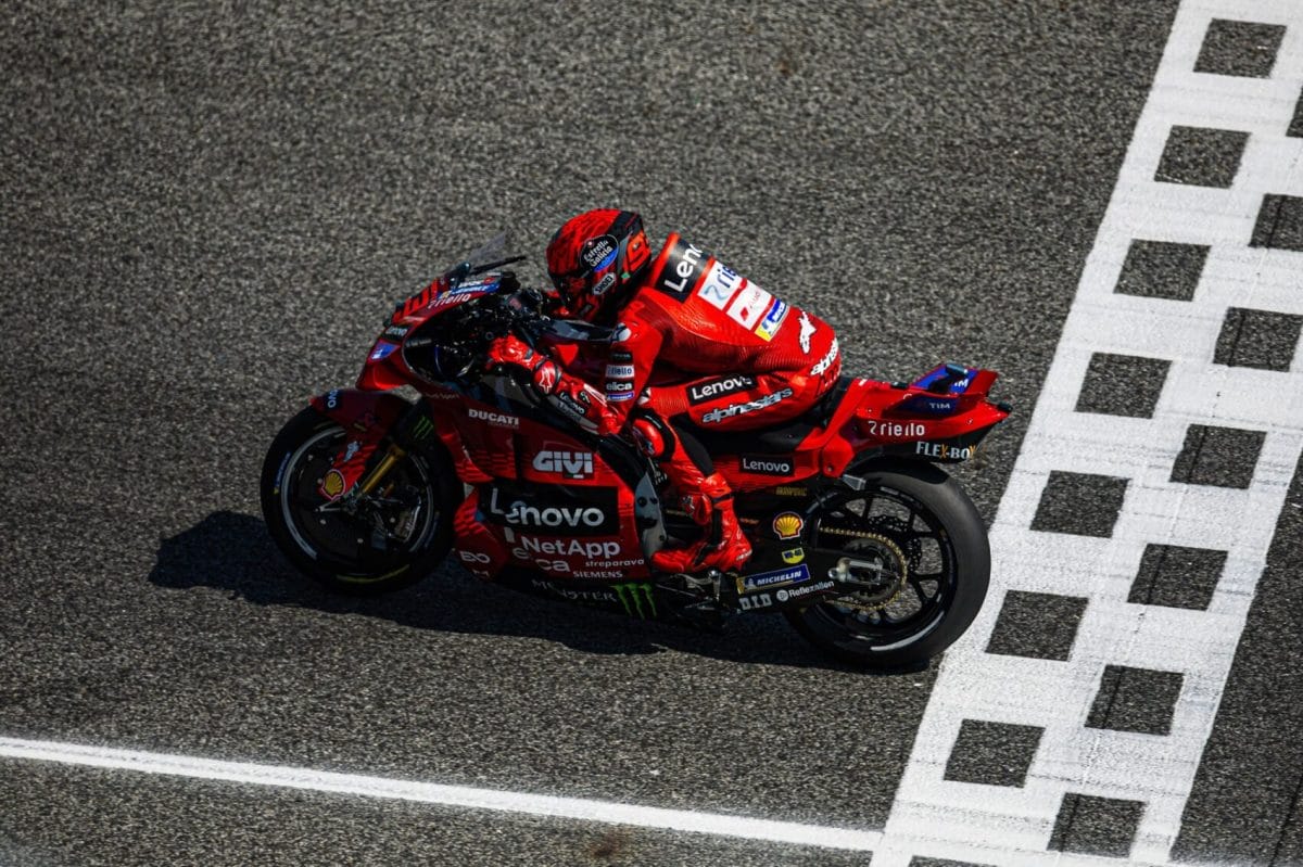 Az eseménydús Silverstone-i futamon Marquez hatalmas előnnyel indított, de végül nem örülhetett