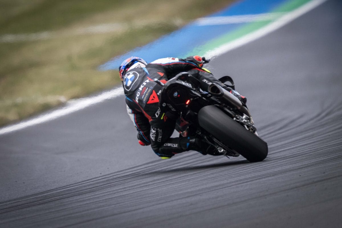 Az előzés után uralja a mezőnyt Razgatlıoğlu, Bautista pedig emlékezetes produkciót nyújt