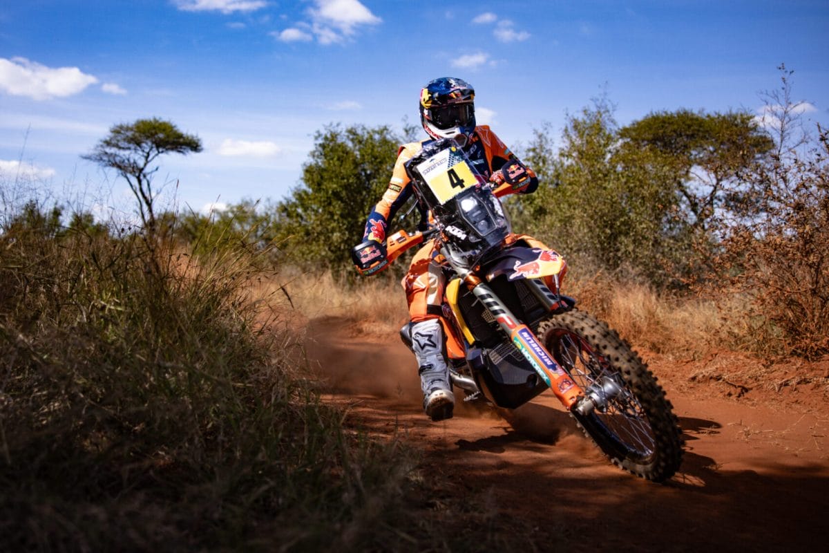 Sanders több perc hátrányt ledolgozva nyerte a dél-afrikai W2RC verseny első szakaszát a motorosok között