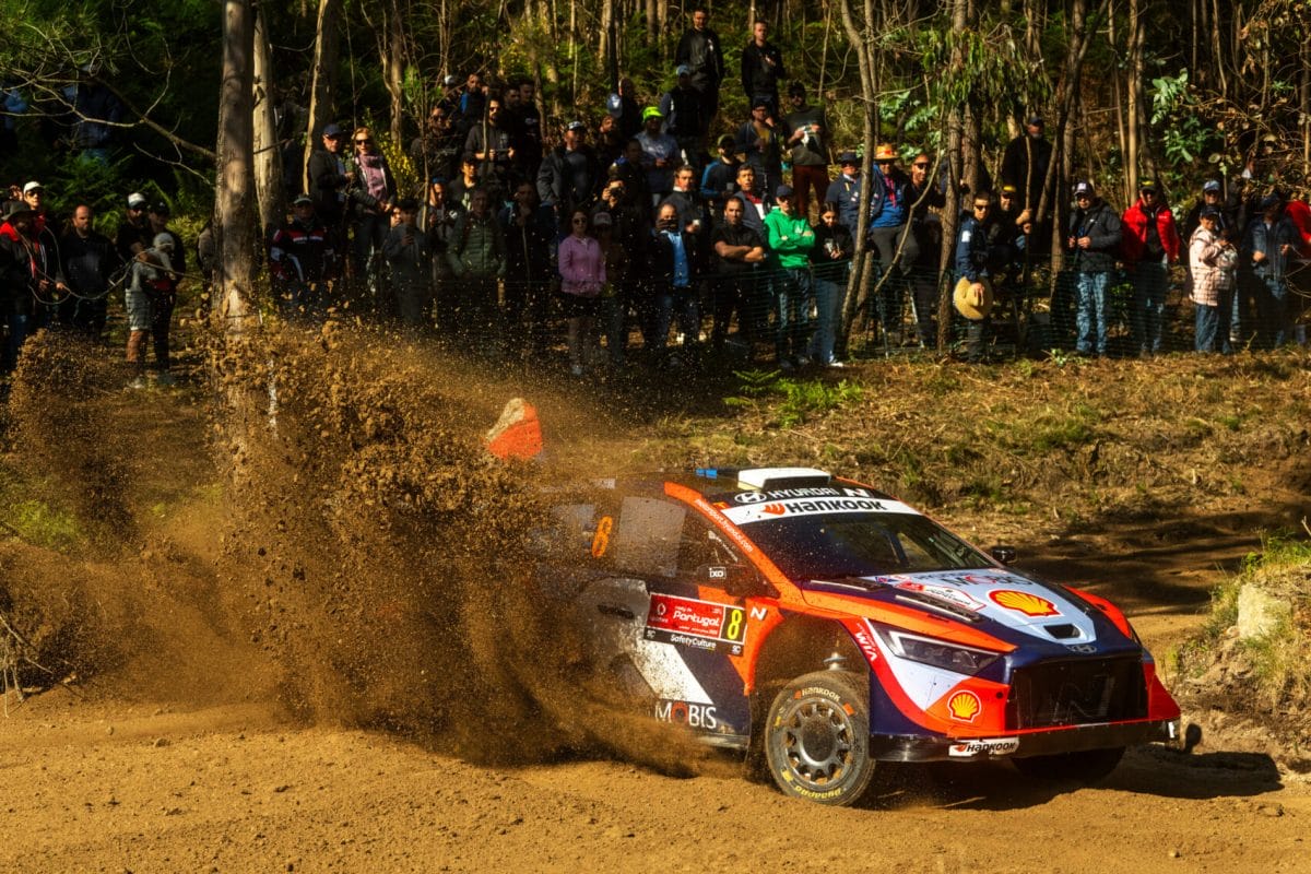 Címvadászat és kockázatok a Portugál Rally-n: Tanak vezet, a Hyundai és Ogier vállalják a kockázatot, míg Sesks bajba kerül