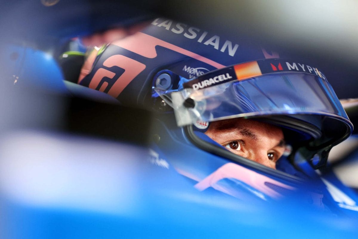 Albon Piastri harmadik helyére pályázott a véghajrában, de aztán jöttek a Ferrarik