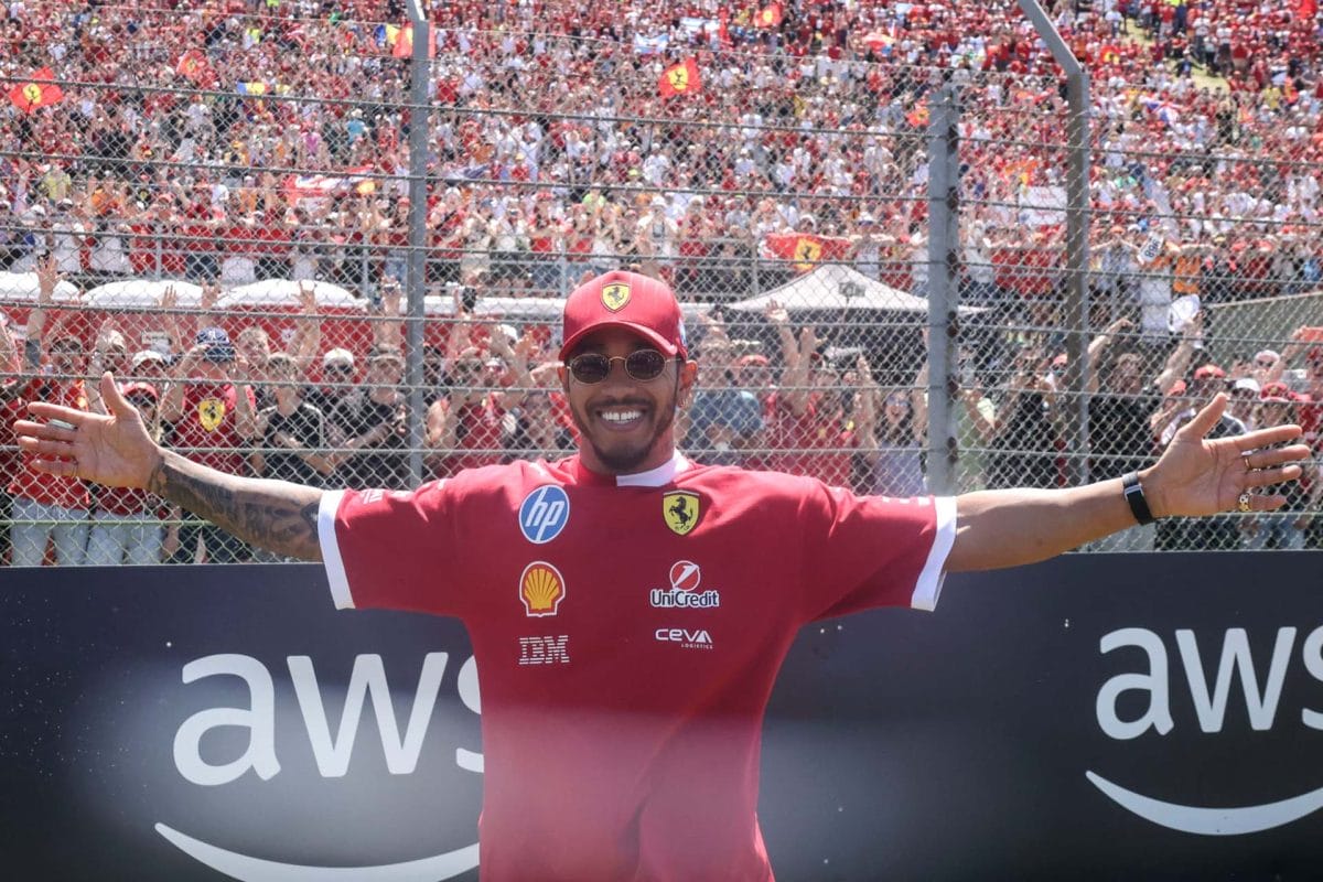 Az érzelmekkel teli pillanatok Imolában: A Ferrariba ült Hamilton, aki gyerekként Schumachert nézte ezen a pályán