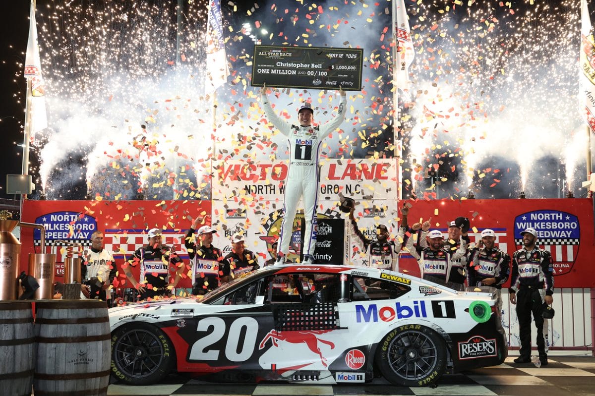 Az All-Star futam győztese: Christopher Bell zászlóbaki és egymillió dolláros díjat nyert a NASCAR versenyen