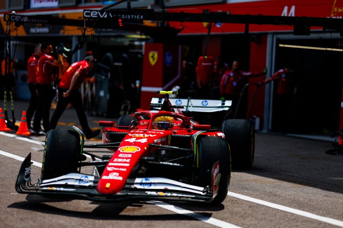 Hamilton rajtbüntetést kapott csapata hibái miatt a Mexikói Nagydíjon