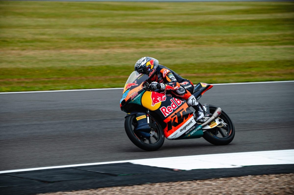 Az Időmérő Győztese a Rajtrács Végén: Dráma Silverstone-ban