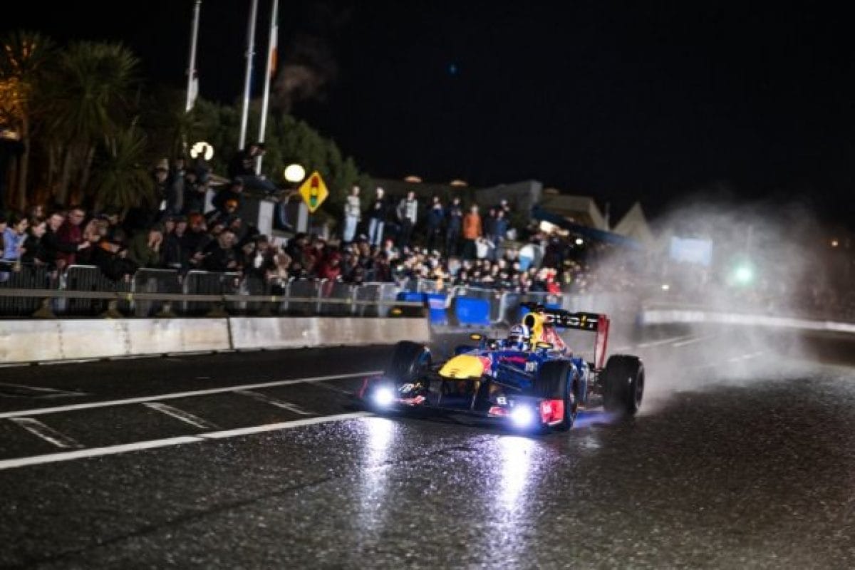 Coulthard dörög Budapest utcáin: Az F1-es Red Bull-lal